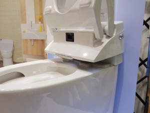 このトイレは、掃除しやすいように便座とフタの接続部が上がるようになっているそうです！